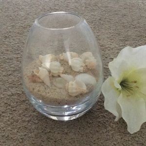 2/$15🦋 Little thick glass vase w/ sand & shells.